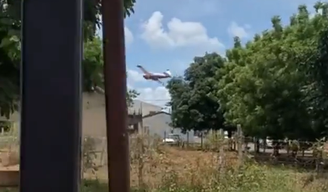 Um avião de pequeno porte caiu na tarde desta quarta-feira, 23, em cima de duas casas em Balsas, interior do Maranhão.