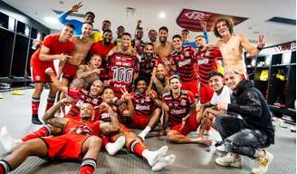 Elenco do Flamengo fazendo a festa no vestiário após a goleada sobre o Athletico (Foto: Felipe Patino/Flamengo)