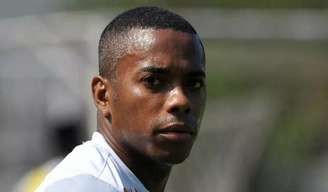 Robinho considera voltar a jogar e dois clubes procuram o ex-jogador  