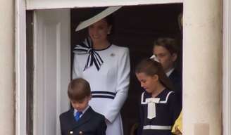 Princesa Charlotte dá bronca no irmão, Louis,  no Desfile de Aniversário do rei Charles III