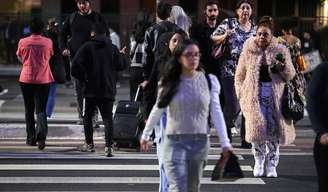 Pedestres andam agasalhados em dia de temperatura baixa na Avenida Paulista na cidade de São Paulo. Segundo a Climatempo, áreas do Sudeste, como o Estado de São Paulo, terão aumento mais evidente no número de dias frios a partir de agosto