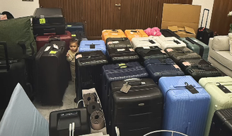 Neymar brinca com a filha Mavie em meio às malas