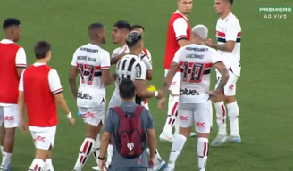 Jogadores do São Paulo discutem no gramado