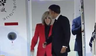 Macron e Brigitte na descida do avião presidencial: várias versões para o incidente