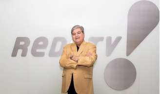 Datena posa ao lado de logotipo da RedeTV!