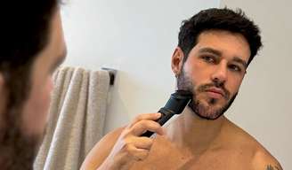 Mussi em momento de cuidado com a barba: "A beleza, quando existe, é um bônus"