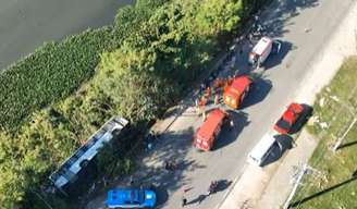 Ônibus cai ao lado de canal na Avenida Ayrton Senna, no RJ