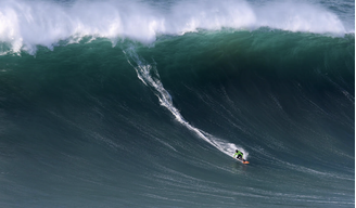 Carlos Burle durante onda gigante em Nazaré, Portugal, em 2020