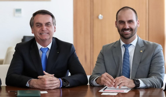 Jair Bolsonaro, enquanto ainda era presidente, acompanhado do filho, Eduardo