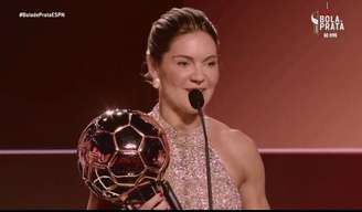 Gabi Zanotti recebe a Bola de Ouro, da ESPN