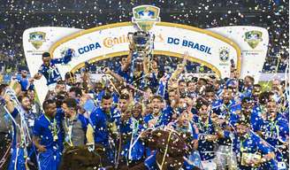 Sassá foi campeão da Copa do Brasil 2017 pelo Cruzeiro 