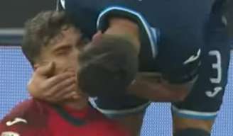 Goleiro Sebastiano Desplanches, do Pescara, leva beijo de Gaetano Letizia pela Serie B italiana 