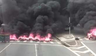Manifestantes colocam fogo em pneus em protesto contra processo de reintegração de posse na zona leste de São Paulo.