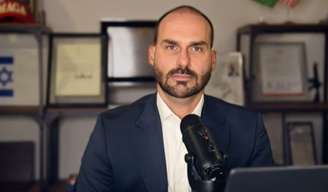 Corregedoria da PF ainda determinou que Eduardo Bolsonaro entregue a arma e a carteira funcional num prazo de cinco dias