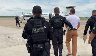 Daniel Vorcaro sendo levado para Brasília no início de março