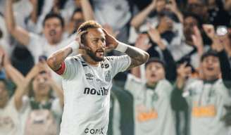 Neymar comemora gol do Santos sobre a Chapecoense.