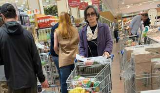 A jornalista Claudia Matarazzo desfilou estilo e discrição ao fazer suas compras no mercado preferido de famosos em SP