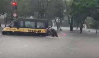 Veículo ficou ilhado durantes a chuva que atingiu a capital na quarta-feira, 14