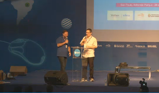 O presidente do Instituto Campus Party, Bruno Souza, e o diretor-geral da Campus Party Brasil, Mario Teza, comandam o encerramento da festa