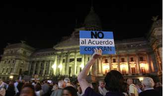 <p>Milhares de pessoas fazem manifestação em frente ao Congresso argentino</p>