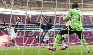 Yaya Sanogo marca um dos gols na estreia da seleção européia no torneio, nesta sexta, em Istambul