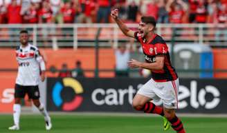 Felipe Vizeu corre e comemora o primeiro gol do Flamengo sobre o Santa Cruz, para desespero de Leonardo Moura (ao fundo) (Foto: Marcello Zambrana/AGIF/Lancepress!)