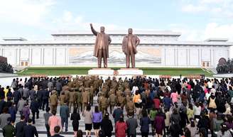 Norte-coreanos comemoram o 85º aniversário do exército de seu país