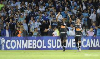 Vagner Love marcou o gol de empate do Corinthians na Argentina nesta quarta (Foto: Javier Gonzalez Toledo/AFP)