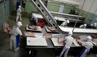 Empregados trabalham em fábrica da JBS em Santana de Parnaíba. 
REUTERS/Paulo Whitaker
19/12/2017