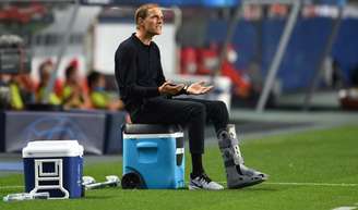 Thomas Tuchel teve que passar parte do jogo sentado por estar o com o pé imobilizado (Foto: DAVID RAMOS / AFP)