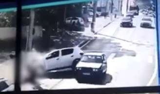 Carro invade calçada e mata três mulheres em Alphaville, na Grande SP