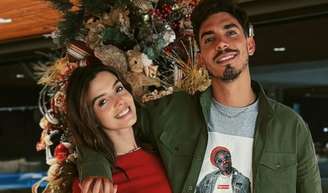 Gravidez? Giovanna Lancellotti reagiu após rumores por fotos de Natal com o namorado, Gabriel David.