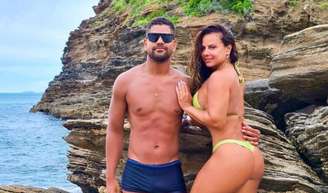 Viviane Araujo relembra corpo antigo em foto.