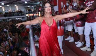 Viviane Araújo usou vestido com decote e franja para novo ensaio do Salgueiro para o carnaval 2023.