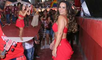 Descalça, Viviane Araujo caiu no samba de top e short.