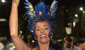 Adriane Galisteu retomou o posto de Madrinha de Bateria da Portela para o desfile de comemoração dos 100 anos da escola de samba.