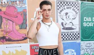 João Guilherme apostou em look com regata branca cropped e calça cintura alta para o Lollapalooza.