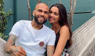 Joana Sanz visita Daniel Alves na prisão.