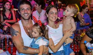 Chay Suede e Laura Neiva combinaram looks com os filhos em dia de circo.