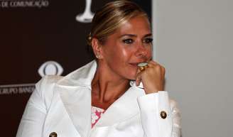 Adriane Galisteu falou sobre a dificuldade de parar de fumar.