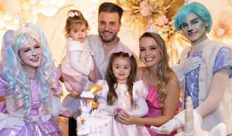 Filha de Thaeme Mariôto, Liz posa com a mãe, o pai, o empresário Fábio Elias, e a irmã, Ivy, de 1 ano, em seu aniversário de 4 anos.