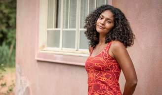 Na novela 'Terra e Paixão', Aline é vítima de acusação e recebe castigo injusto.