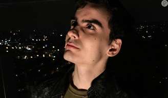 'Dudu Camargo está muito abatido', entregou Leão Lobo por reação do apresentador após demissão do SBT por motivo escatológico.