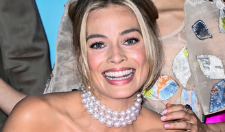 Protagonista de 'Barbie', Margot Robbie trocava boneca por 'rolar na lama' na infância: 'Eram todas esquisitas'.