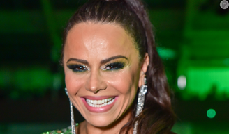 Viviane Araujo valoriza pernas torneadas em look para ensaio de Carnaval e é enaltecida: 'A suprema de todas as rainhas'.