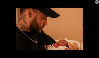 Neymar tranquilza fãs ao surgir com bebê Mavie em momento íntimo fofo após filha do jogador com Bruna Biancardi sofrer grande perigo.