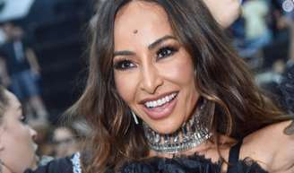 Carnaval da Sabrina Sato 2024: artista da Globo usou look preto, colorido e com babados em ensaio da Gaviões da Fiel em 10 de novembro de 2023.