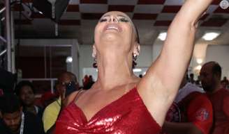 Viviane Araujo escolheu short jeans destroyed para ensaio do carnaval 2024 em 16 de novembro de 2023.