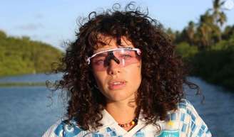 Bruna Linzmeyer posa de cara limpa e gera polêmica com pelos nas axilas.