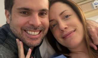 Com câncer e no hospital, Fabiana Justus dançou agarradinha ao marido, Bruno Levi D'Ancona: 'Meu amor'.